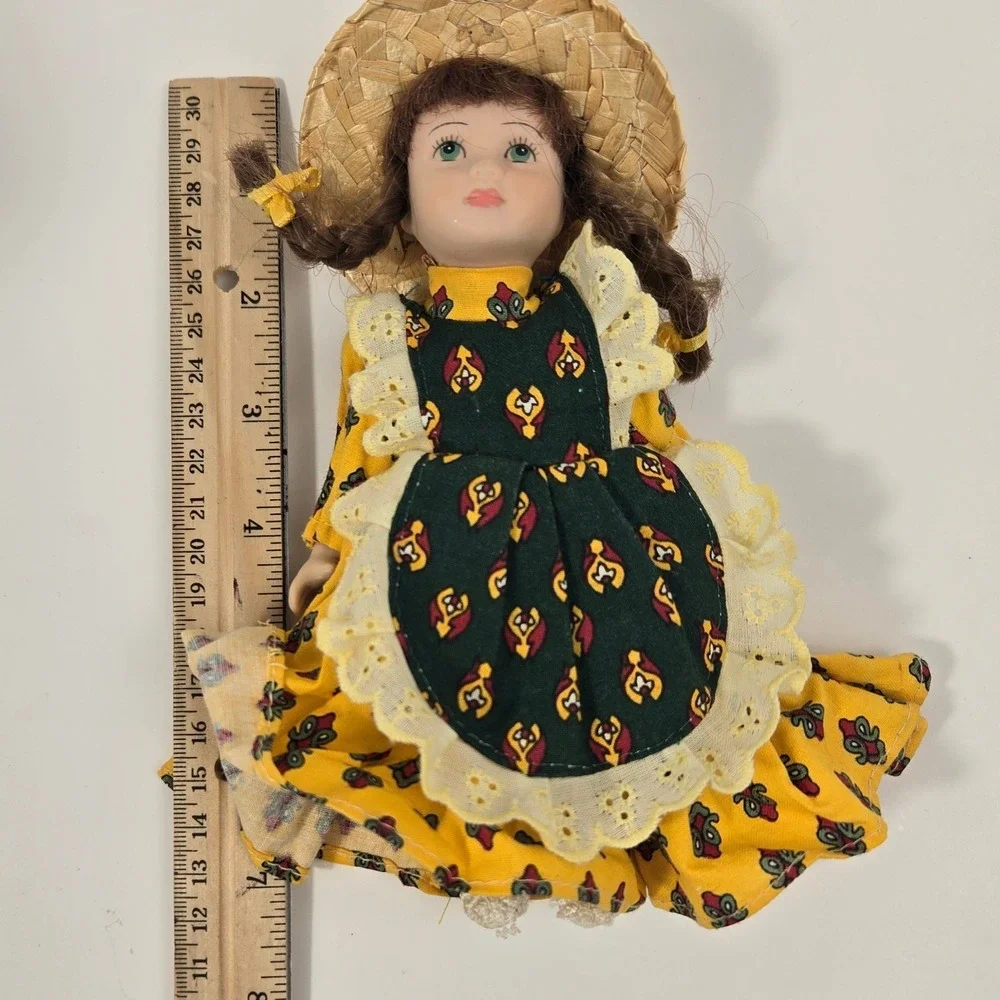 Les Poupees de Mado Porcelain Doll Articulated Yellow Floral Dress Straw Hat Box